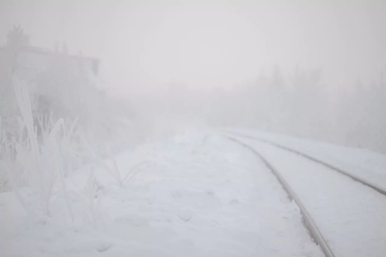 Морозный смог. Ледяной смог. снежная мгла. ледяной туман. зимний смог.