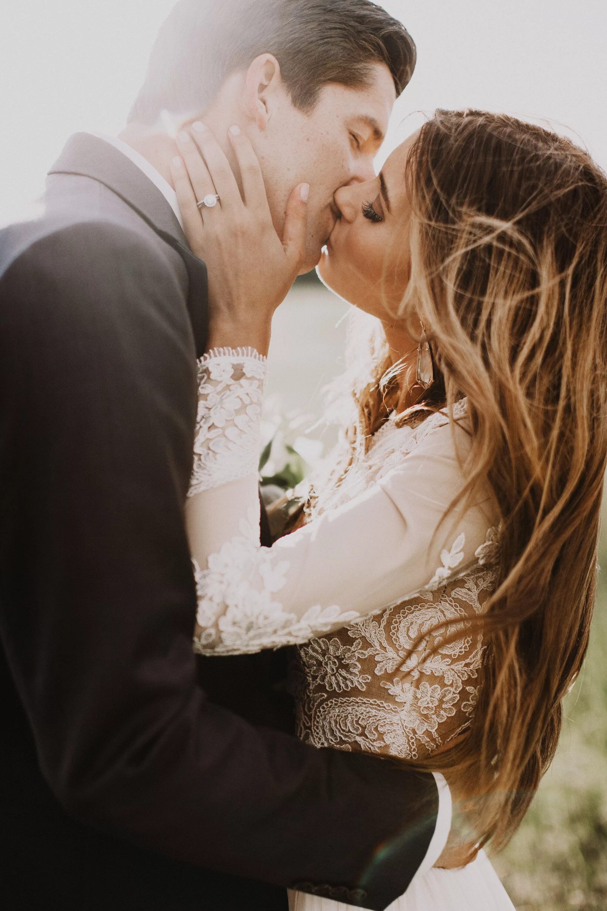 Жених и невеста. Парень девушка на свадьбе. Молодожены со спины. Свадьба. Парень девушка на свадьбе.