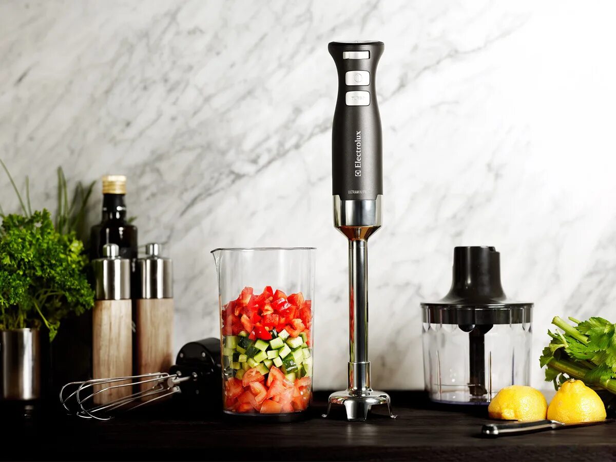 Блендер погружной продукты. Смешиваем в блендере. Блендер смешать. Блендер для общепита. Electrolux esb2500.