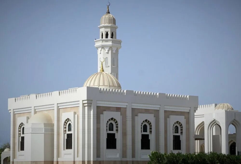 Оман сувейк. Оман 2021. Оман университет. Белый дворец султана. Мечеть в столице доминикана.