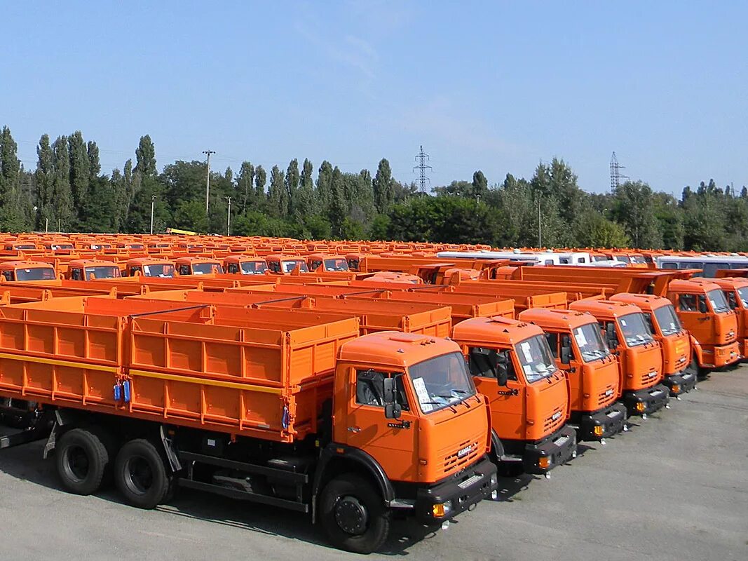 Очень много камаз. Очень много камаз. Камазы в ряд. Завод камаз в набережных челнах стоянка. Камаз 4324.