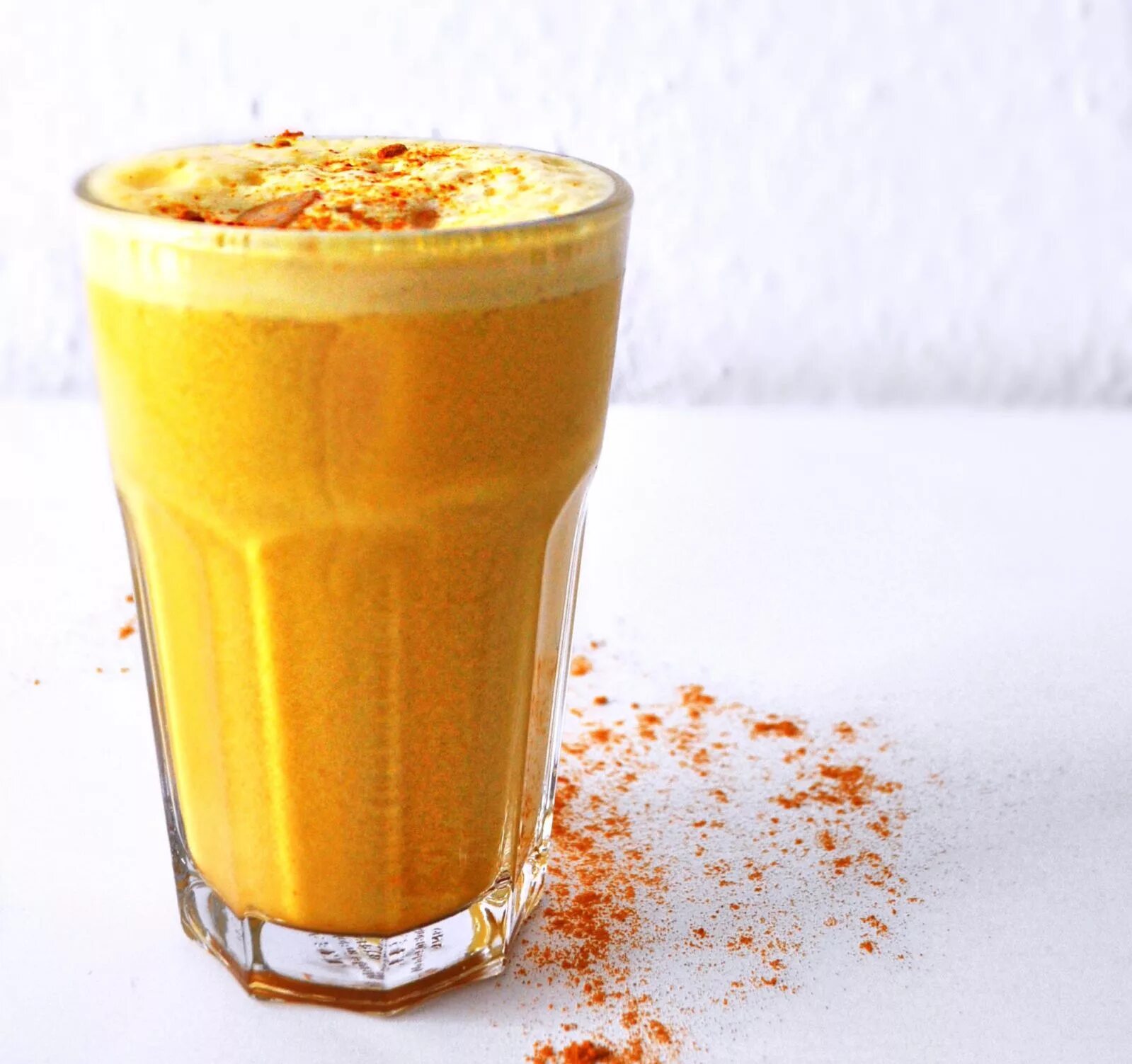 Раф кофе калорийность. Цитрусовый раф кофейня. Карамельный латте. Латте с карамельным сиропом. Кленовый раф.