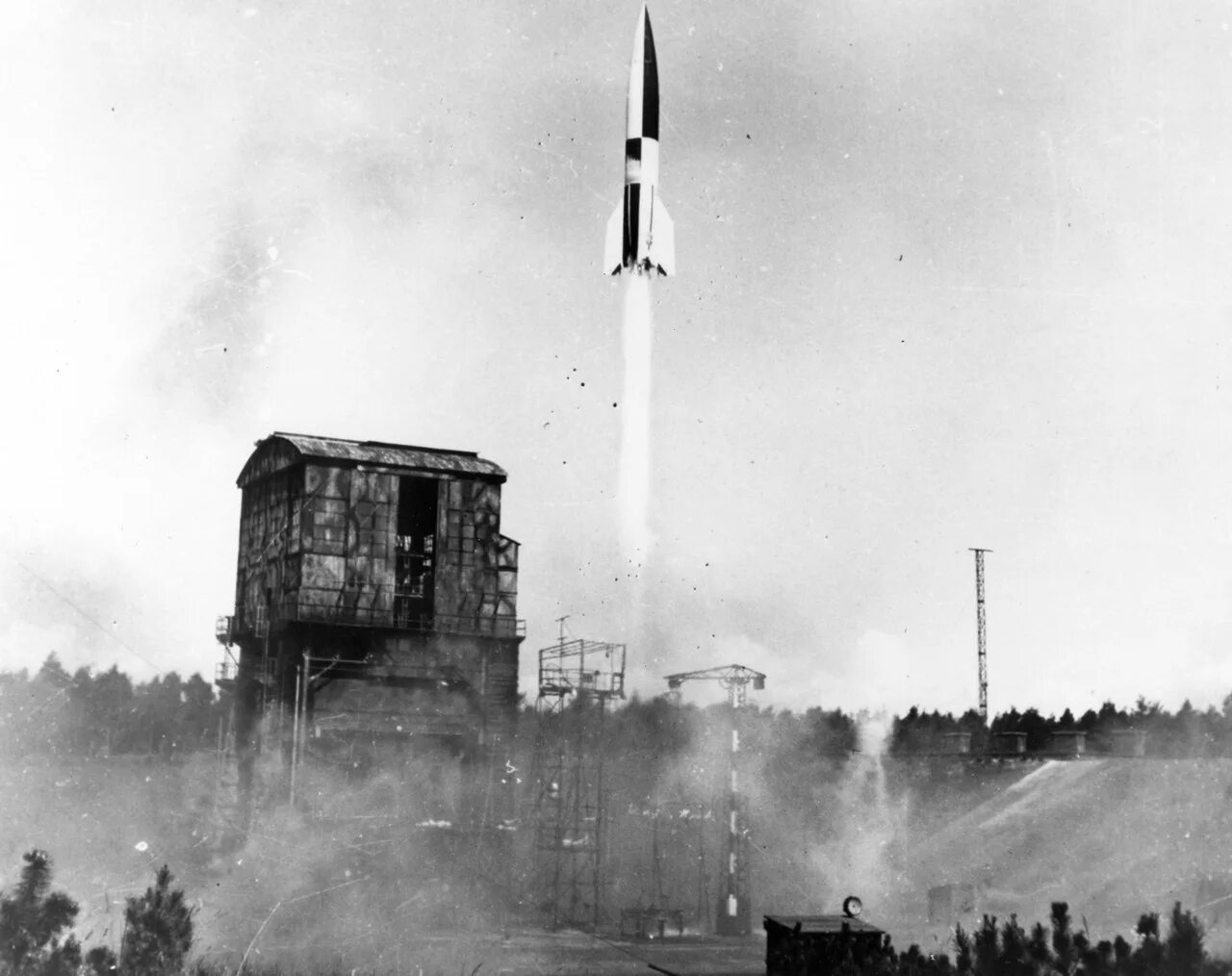 Самая первая баллистическая ракета. ФАУ-2 баллистическая ракета. ФАУ 2 ракета Германия. Ракетный центр Пенемюнде. ФАУ-1 баллистическая ракета.