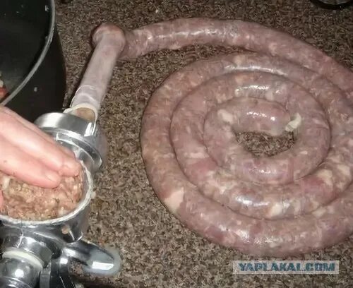 Домашние колбаски в кишке на мясорубке