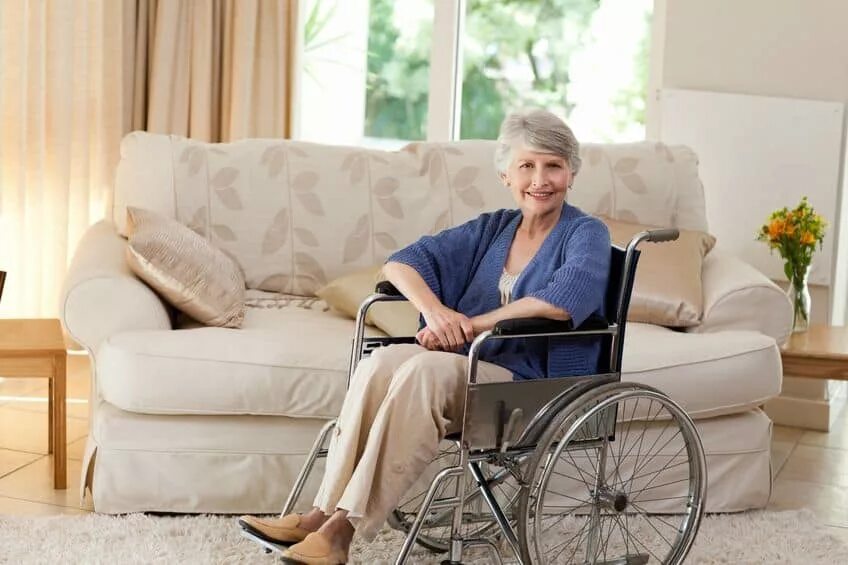 Каким то дряхлым инвалидом. Пожилая женщина в кресле. Пожилая женщина сидит. Пожилая женщина сидит в кресле. Пожилая женщина в инвалидном кресле.