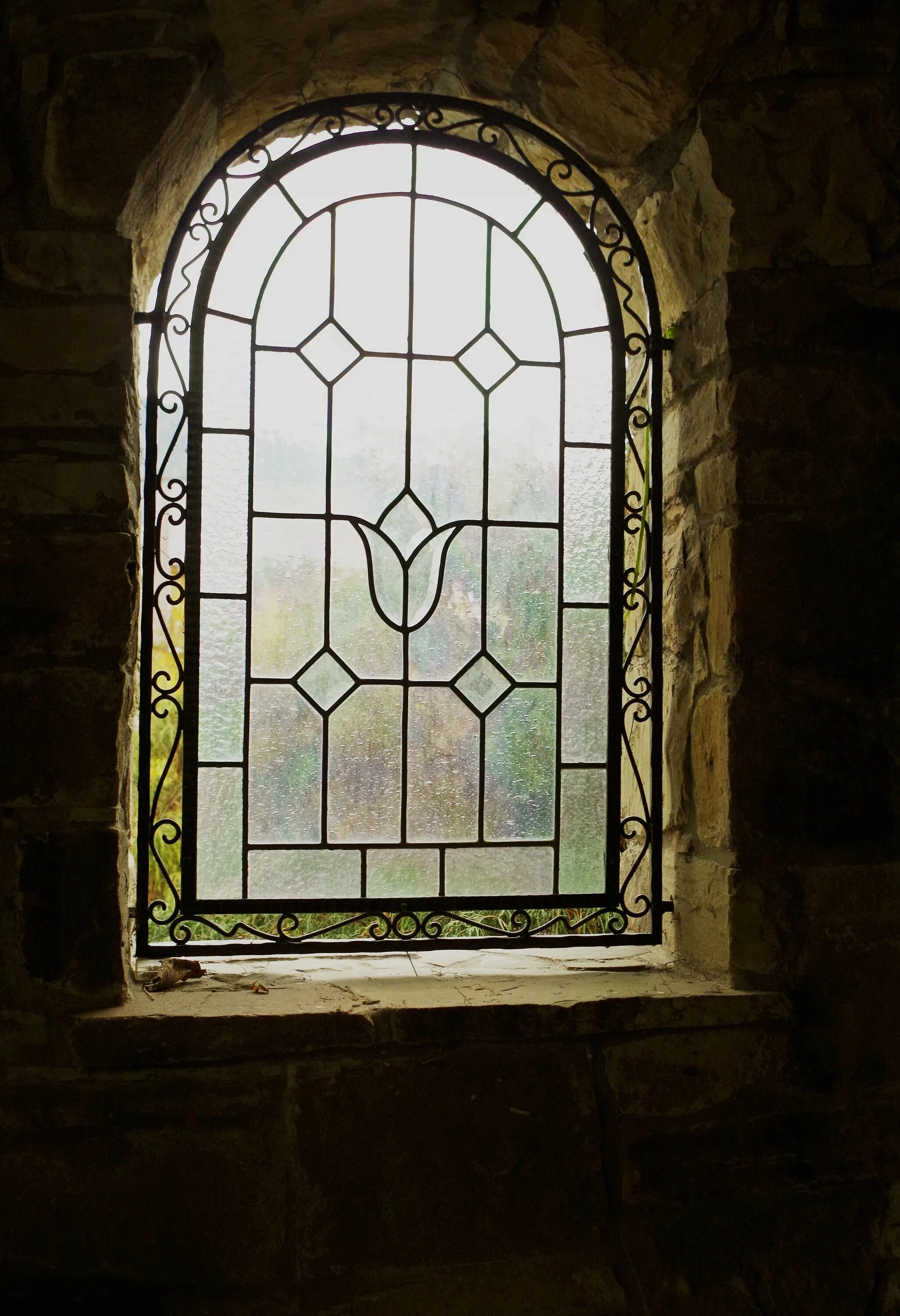 В замках были окна. Витражные окна. Окна в средневековье. Старинные витражи. Витражные окна в замке.