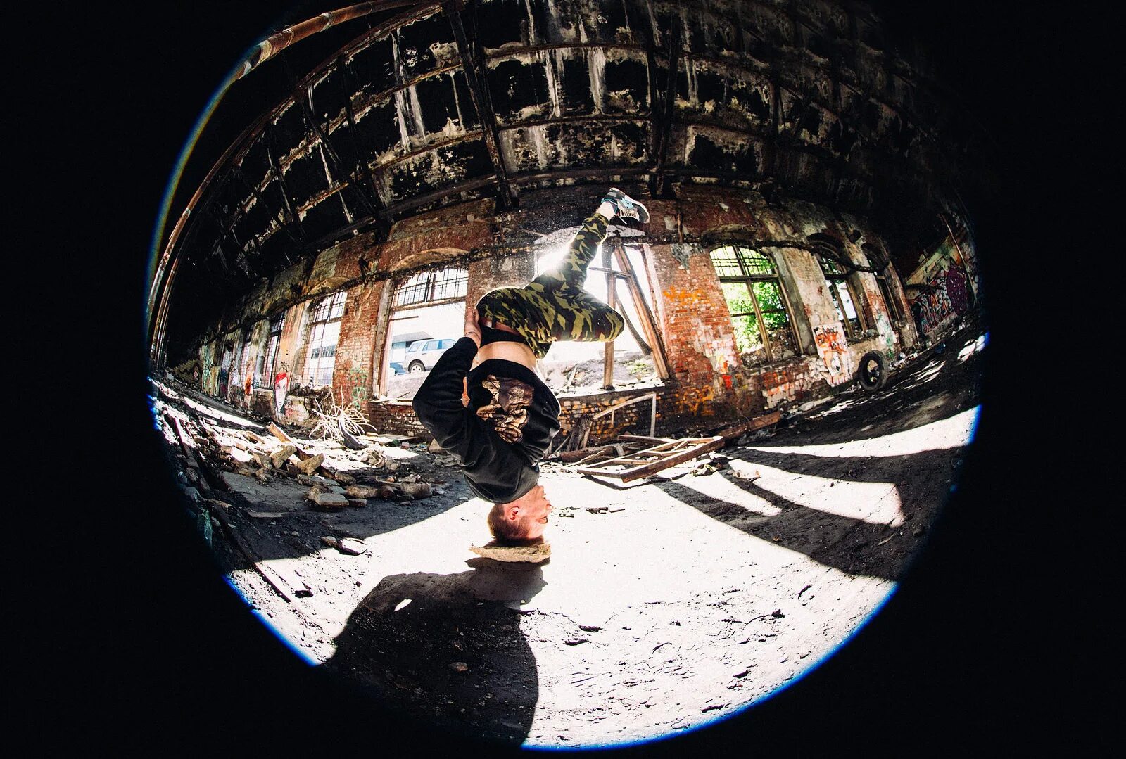 Андеграунд искусство. Андеграунд культура россия. Андеграунд авы. Глаза андеграунд. Освещение тоннелей.