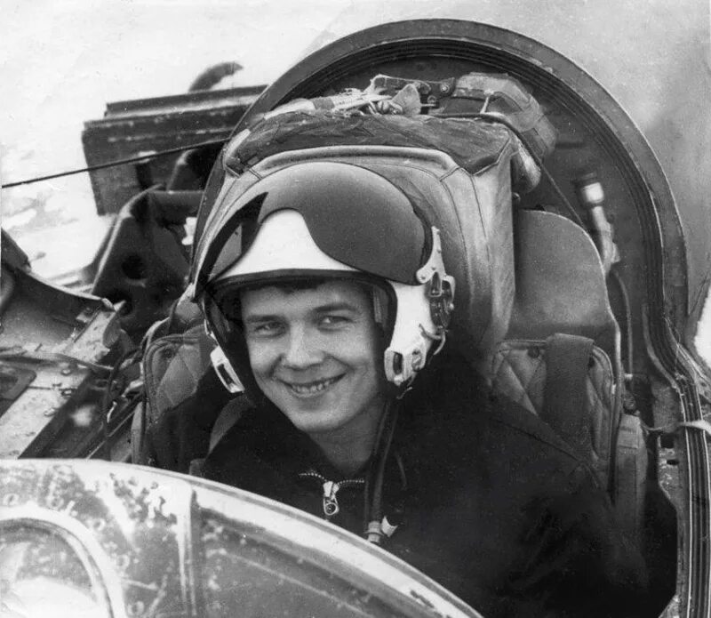 Вячеслав гладков белгород 2022. Вячеслав гладков белгород 2022. Мемориальная доска казанцеву белгород. Летчики в белгороде. Могила безымянного советского летчика белгород.