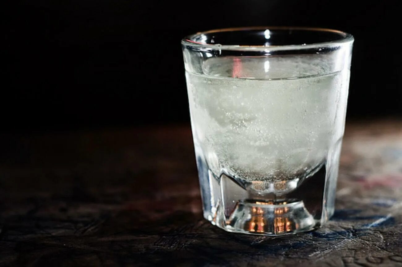 Романтический натюрморт. Рюмки для коньяка. Бокалы на столе. Недопитая рюмка. Стопка стакан.