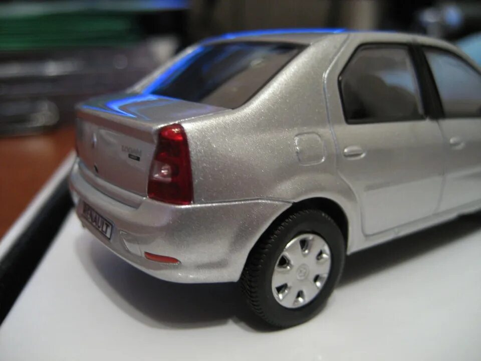 Рено логан 1 модель. Моделька renault logan 2. машинка рено логан 2 игрушка. renault logan 1:43. машинка игрушка рено логан 1.
