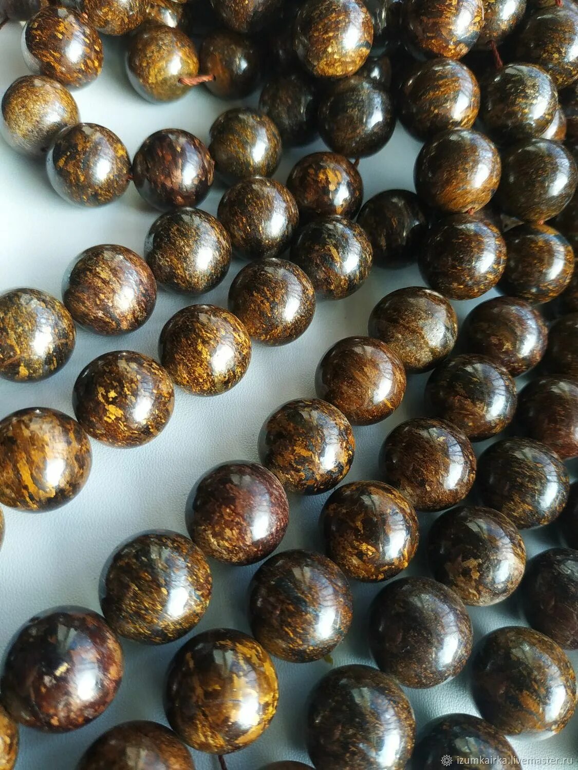 Бронзит галтовка. Бронзит. Бронзит бусины. Бронзит камень. Бронзит.