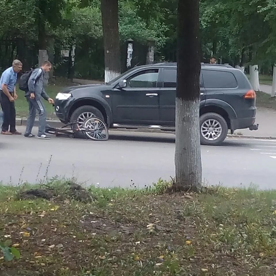 Сбили велосипедиста Ульяновск на Репина. Сбили велосипедиста сегодня. Сбили велосипедиста в Волгограде. ДТП на Фрунзе н Салда сегодня на пешеходном переходе сегодня. Сбил велосипедиста на пешеходном