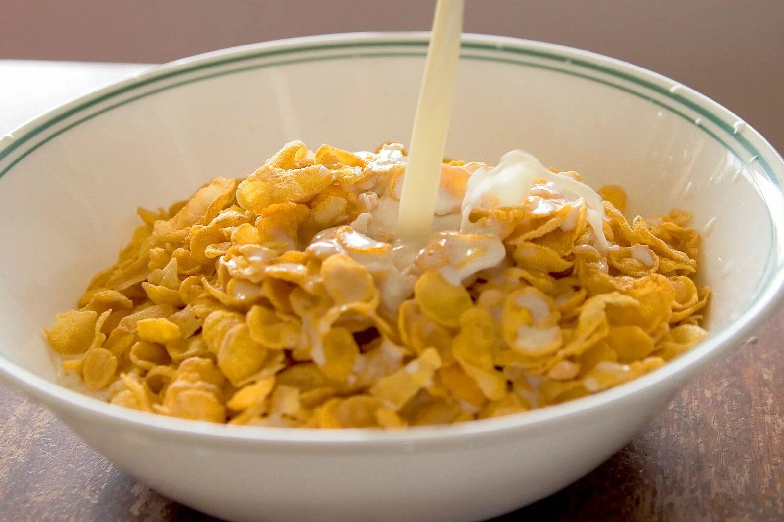 Кукурузные хлопья использовать. Хлопья cornflakes. хлопья cornflakes kellogs. хлопья с молоком. сухой завтрак.