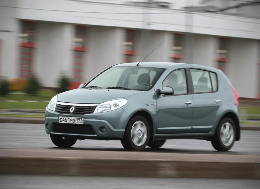 Renault sandero 2 поколения. Renault Sandero 1. Рено Сандеро 1 поколения. Рено Сандеро 2 поколения. Сандеро Рено 2014 1 поколение.