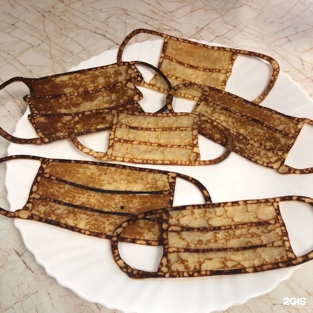 Кафе блинная сковородка пермь. Блин с ветчиной сыром и помидорами. Блинчики с бананом подача. Пермь 2 блины. Пермь 2 блины.