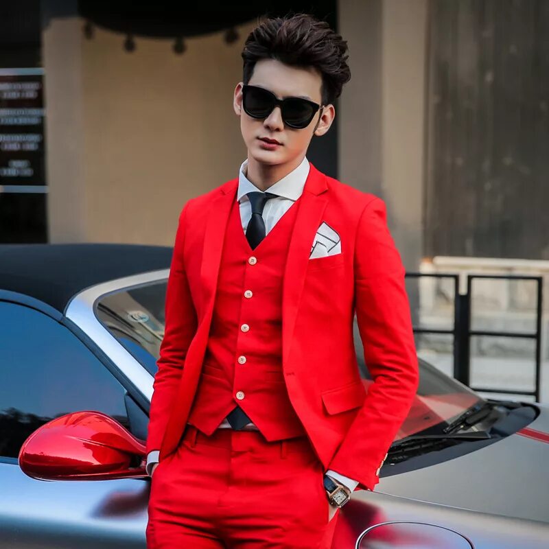 Красная мужская форма. Парень в костюме. Мужчина в Красном костюме. Яркие костюмы для мужчин. Крутой костюм мужской.