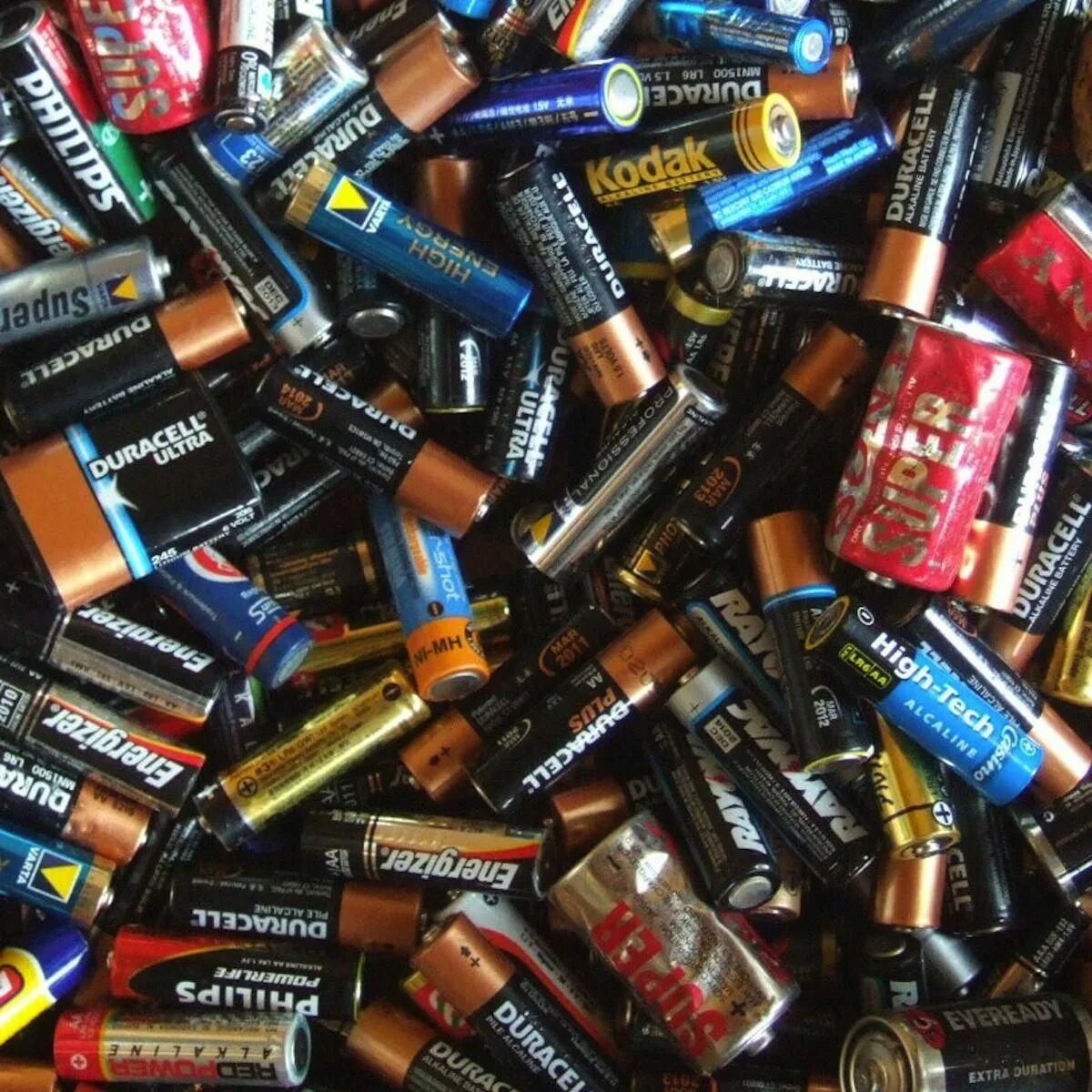 Dead batteries. Батарейки. Испорченные батарейки. Куча батареек. Много батареек.