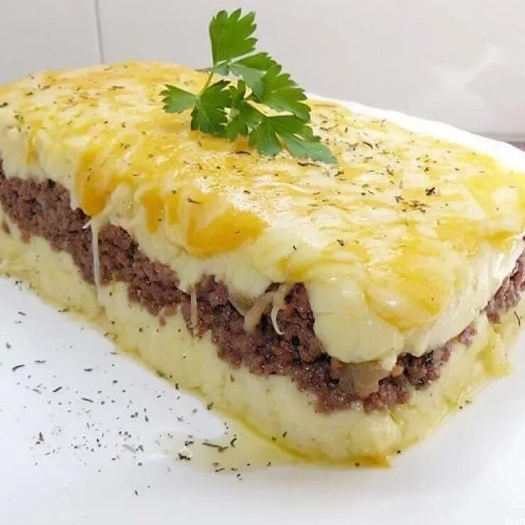 Картофельная запеканка при какой температуре. Запеканка пармантье с фаршем. запеканка с пюре и фаршем в духовке. запеканка с фаршем и картофелем в духовке с сыром. запеканка из картофельного пюре в духовке.