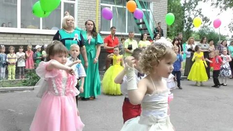 Танец воспитателей на выпускном в детском