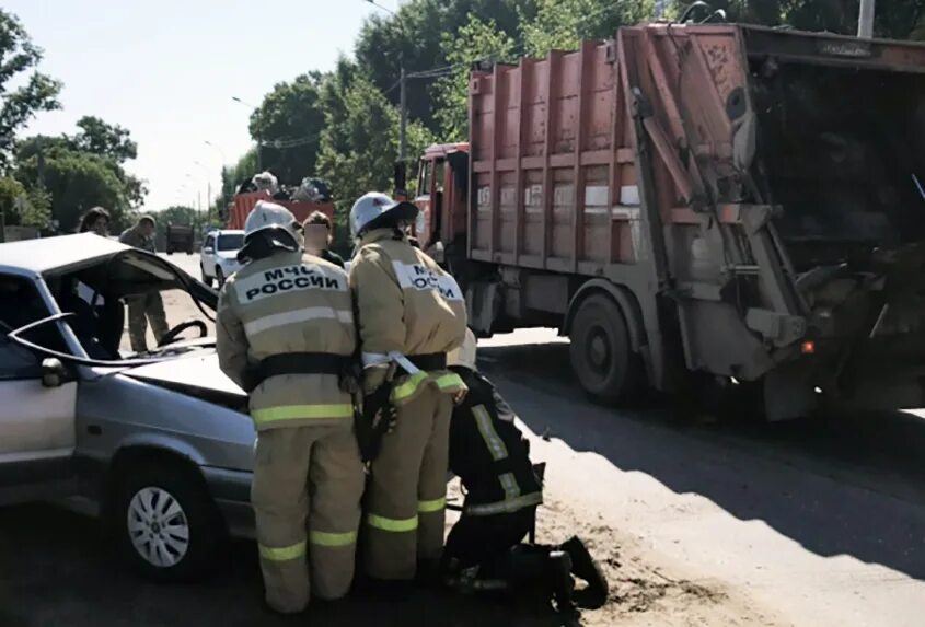 Под мусоровоз. Мусоровоз Калуга. Калуга авария с мусоровозом. Мусоровоз Пермь авария. Авария на 3 Турынино вчера.