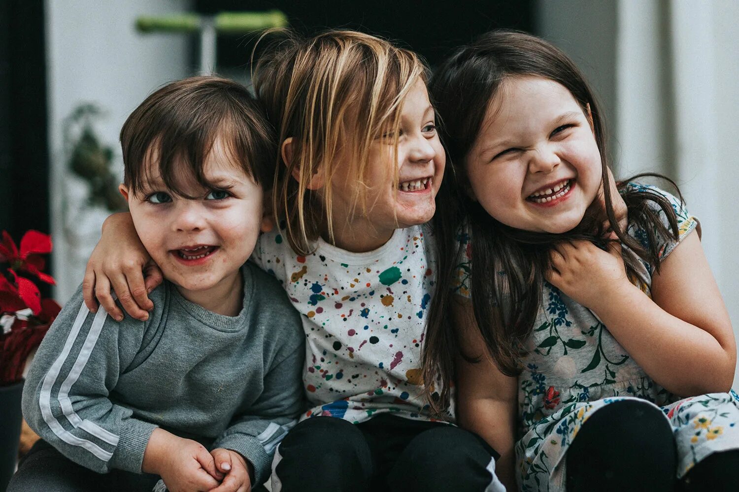 Children laughing. Много детей. Большие такие для детей. Фото детей не контролирующих свои эмоции.