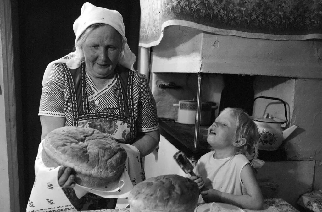 Бабушка печет хлеб. Деревенская бабушка. Бабушка с хлебом. Бабушка печет пироги. Танечка угости бабушку своим пирогом