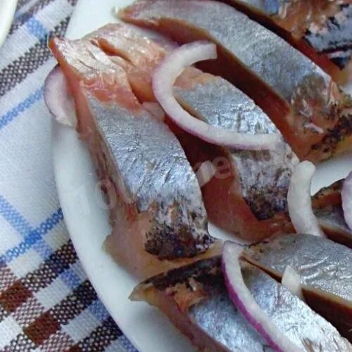 Можно ли селедку при похудении. Селедку кушать. рыба нарезанная полосками. самая вредная рыба.