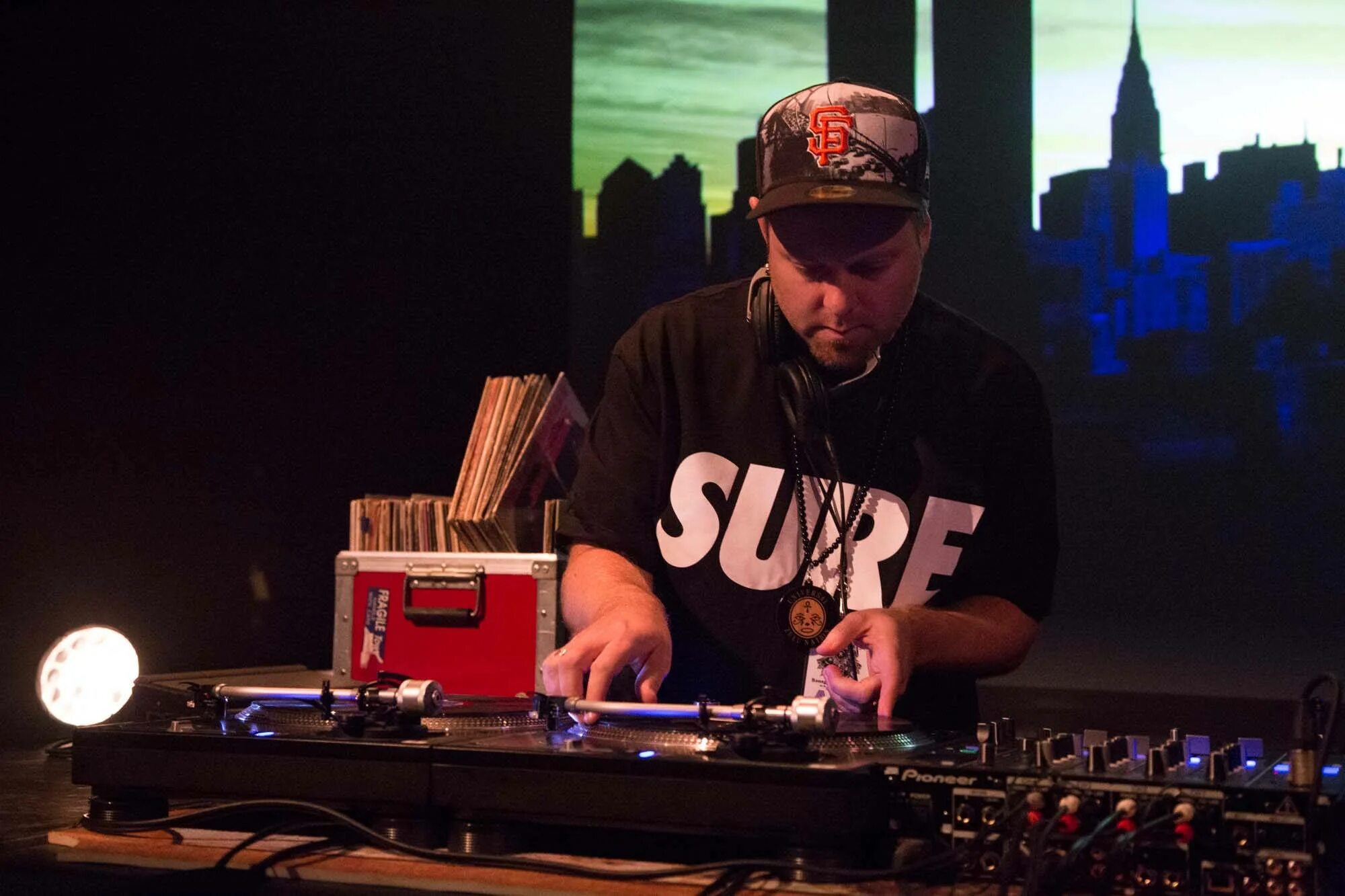 Slide sonoridade melódica dj shadow zn. Шадоу Дж. Диджей в тени. DJ Shadow фото. DJ Shadow индийский диджей.