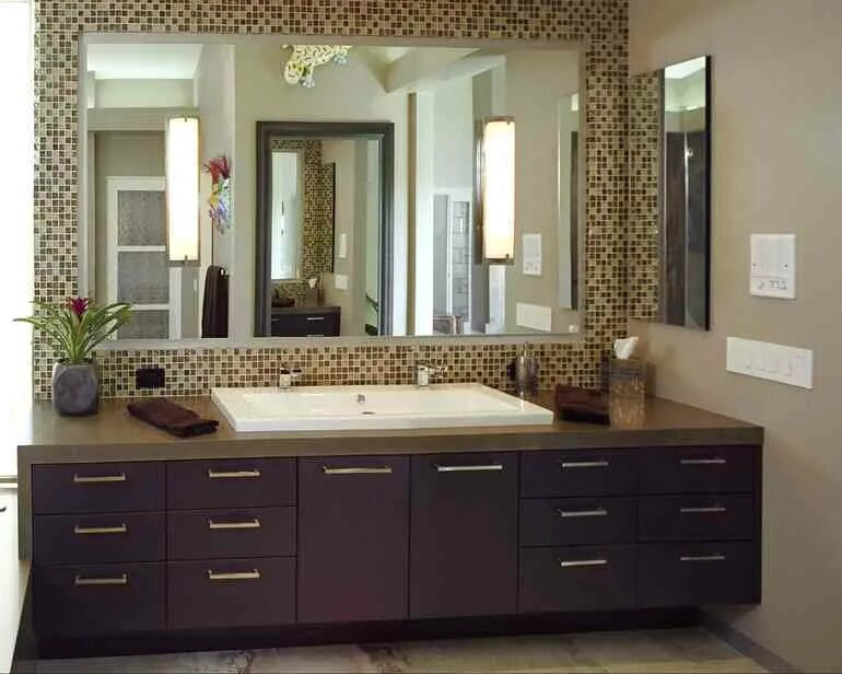 Мебель в ванную комнату стиль. Ванная с большой столешницей. Мебель в ванную комнату. Ванная комната с большой столешницей. Столешница с большим зеркалом в ванной.