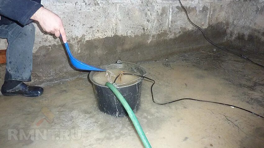 Выкачать воду из подвала. Как выкачать воду из подвала без насоса. Пылесосы для перекачки жидкостей. Приямок для дренажного насоса в погребе. Как выкачать воду из подвала без насоса.