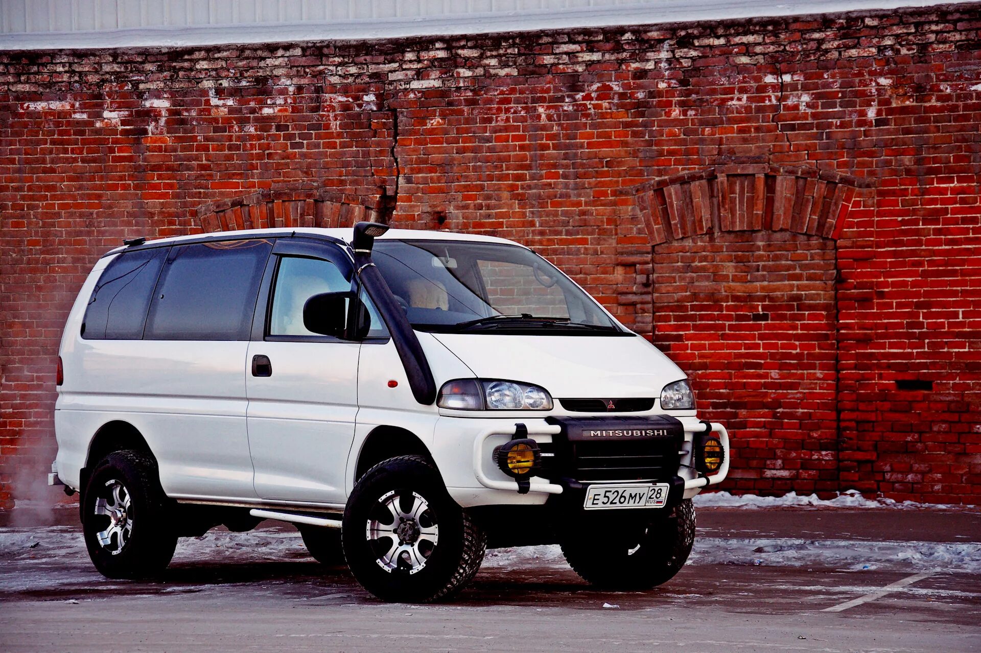 Мицубиси Делика l400. Mitsubishi минивэн Delica. Митсубиси Делика 1 поколение. Mitsubishi Delica 2 поколение.