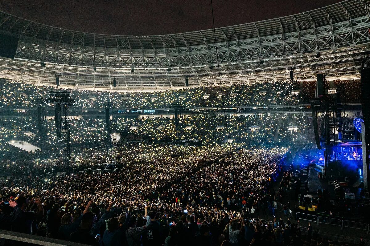 Сколько зрителей было на концерте. Лужники стадион Rammstein. Rammstein Лужники 2019. Лужники стадион концерт. Концерт рамштайн в Лужниках.