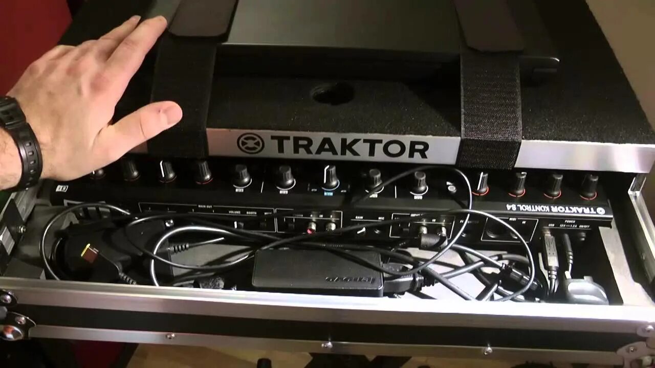 S2 mk3. Кейс traktor s4. кейс для traktor kontrol s2 mk3. traktor s5 mk3. заглушка кейс traktor s4.