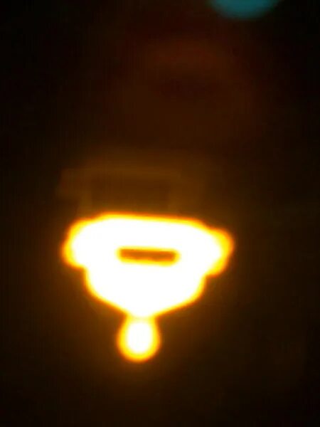 Почему горит лампочка желтая лампочка. Загорелась желтая лампочка на панели. ЖЕЛТАЧ лармочка в машигн. Лампочка в машине горит желтым. G2415 горит оранжевая лампочка.