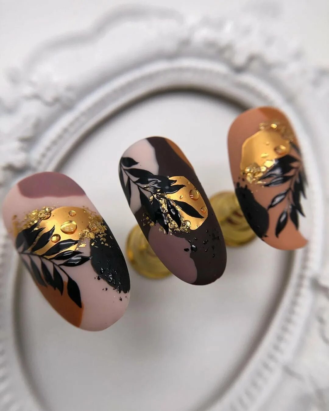 Маникюр с поталью 2021. Идеи с поталью. Декупаж с поталью. Аннет логинова балерина. Картины с поталью мастер класс.