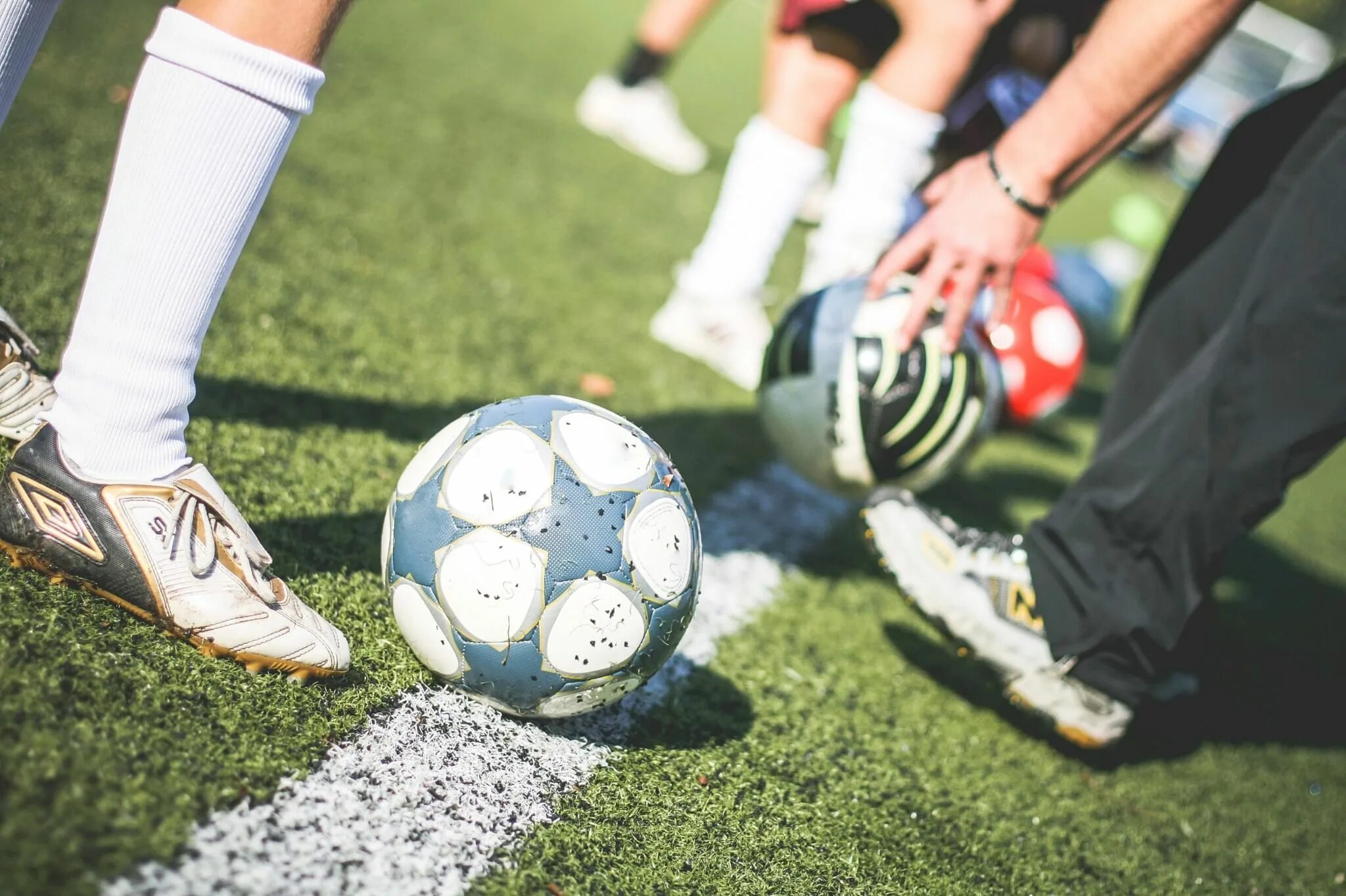 Футболист пинает мяч. Football from. Football from. Обои футбол. Футбольная тематика.