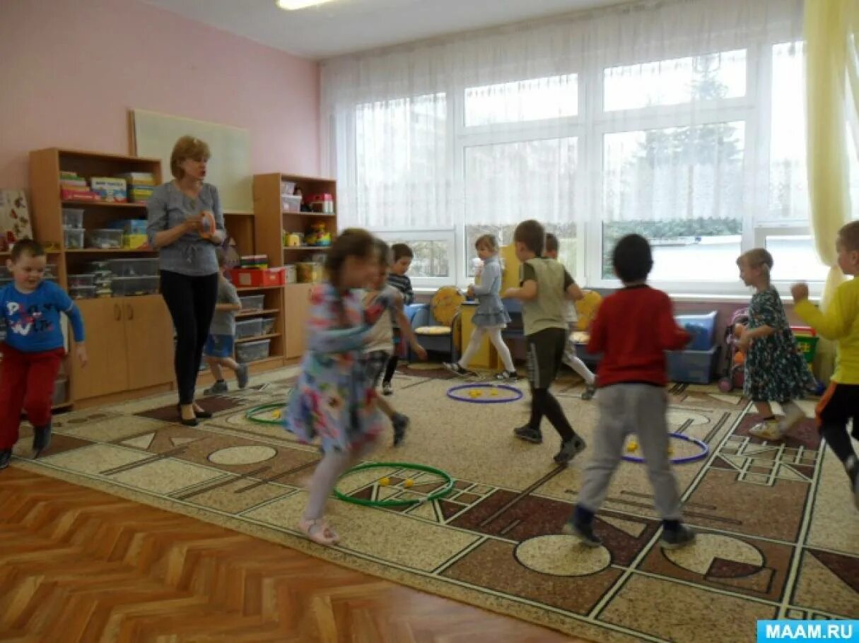 Подвижные игры на ориентировку в пространстве. Пространство старшая группа. дети в детском саду ориентировка в пространстве. занятие в садике ориентироваться в пространстве. фото детей на ориентировку в пространстве.