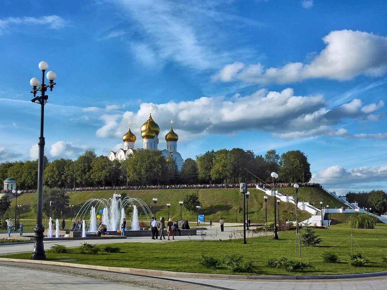 Можно найти в любом городе. Золотое кольцо России Ярославль стрелка. Ярославль золотое кольцо набережная. Ярославль центр города. Обзорная экскурсия «Ярославль — столица золотого кольца»..