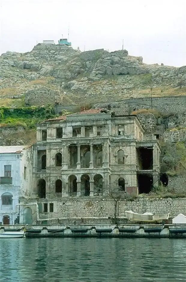 Заброшенный отель в Балаклаве. Балаклава Крым заброшка. Заброшки Балаклавы. Заброшенный город в Крыму. Забытая 7 букв