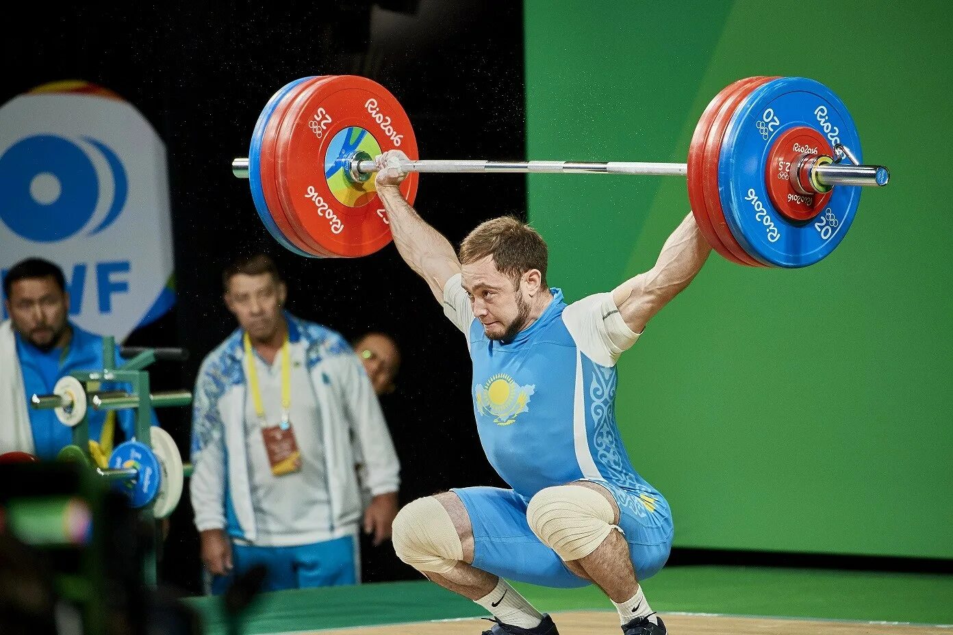 Спортсмены на соревнованиях по тяжелой атлетике поднимают. Низами Пашаева тяжелая атлетика.