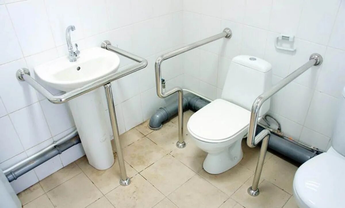 Туалеты должны быть оборудованы. Поручни для инвалидов в санузлах l3517. Поручни для маломобильных групп населения в санузлах. Санузел для МГН 165 2200. Унитаз для маломобильных групп населения PRS-01.