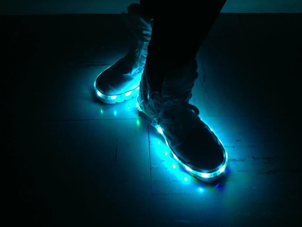 Светящиеся кроссовки женские. Подсветка для коньков. Светящие ночью кроссовки. Светящийся в темноте кроссовки. Кроссовки ночью.