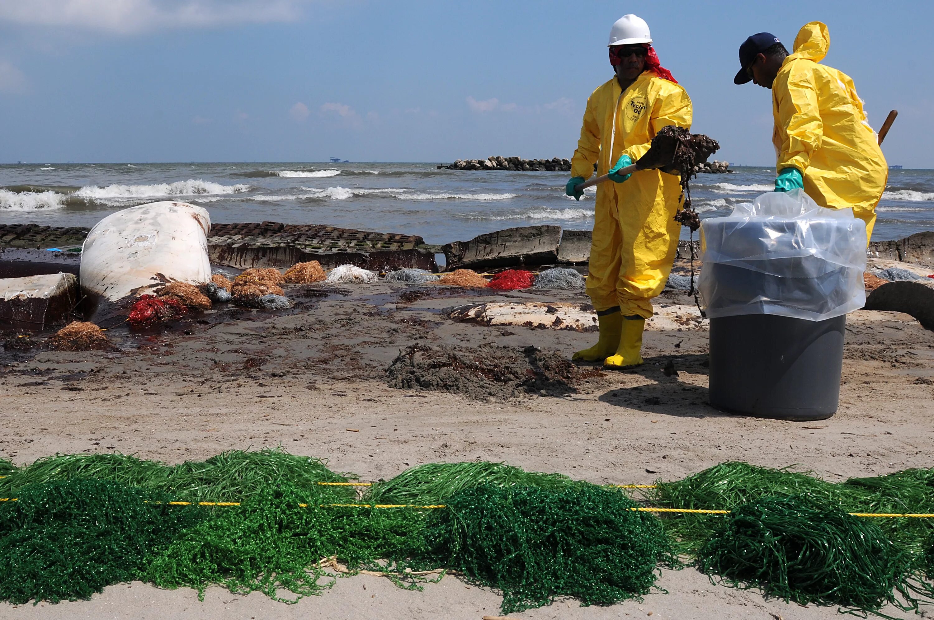 Вода химия и экология. Разлив нефти в Бразилии 2000 г. Deepwater Horizon разлив нефти. Deepwater Horizon Oil spill. Борьба с загрязнением окружающей среды.