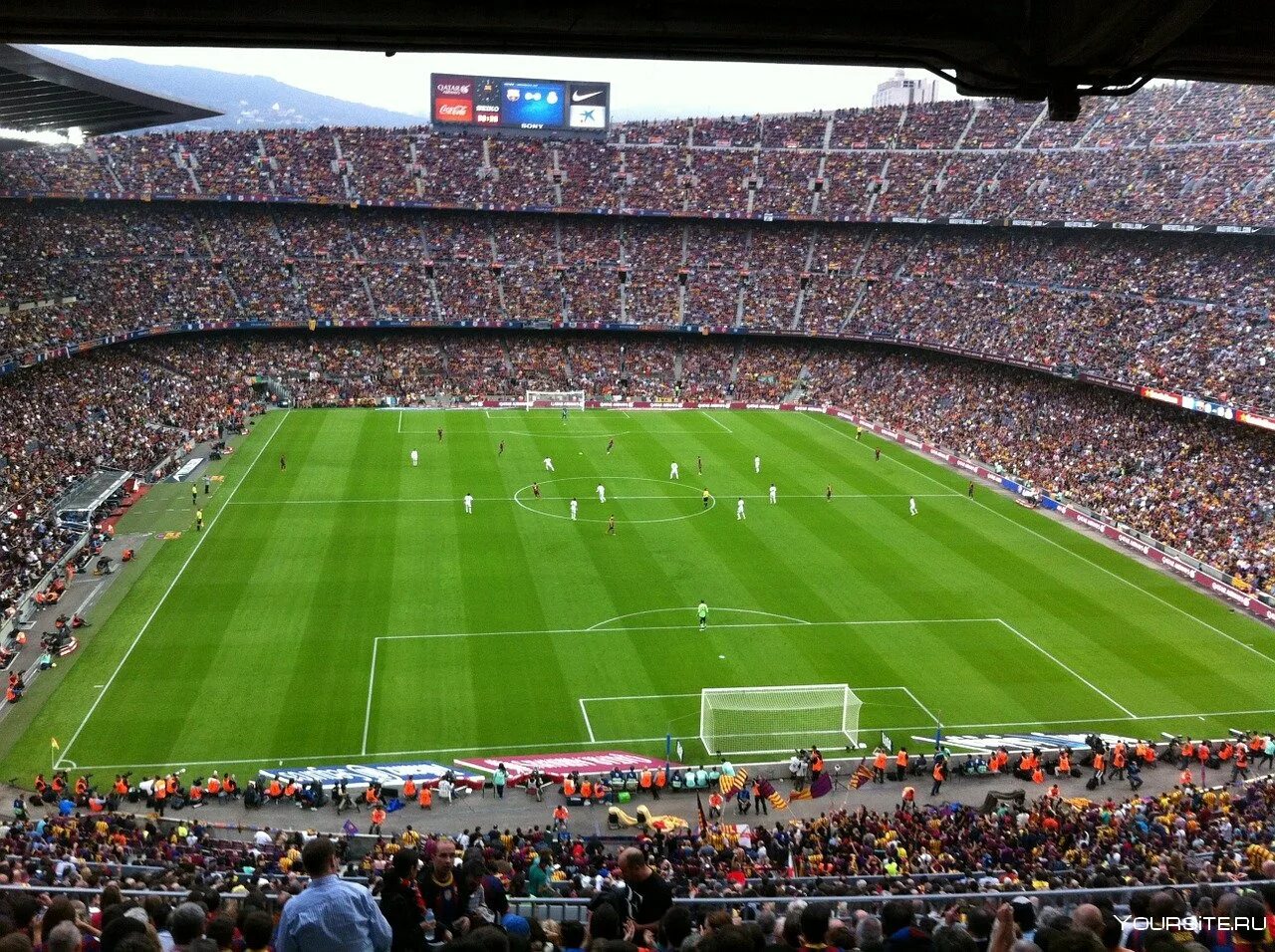 Парк де Пренс стадион. Spotify Camp nou стадион. Камп ноу лига чемпионов. Стадион Барселоны игроки на поле.