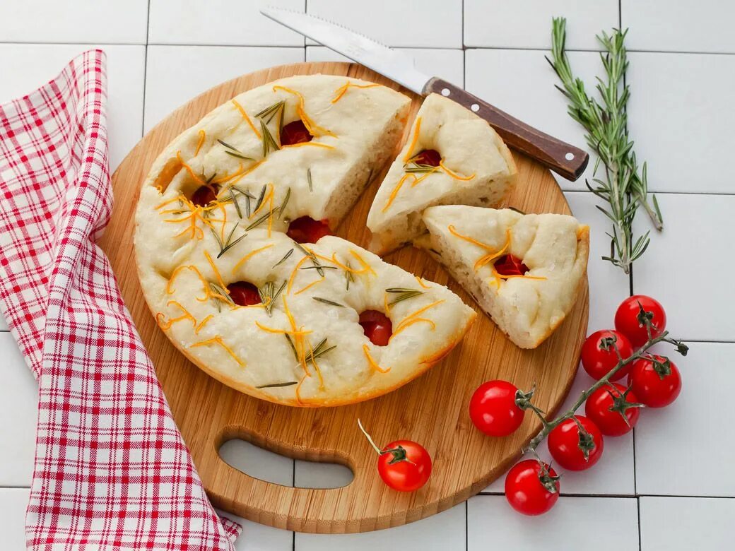 Круассан капрезе. Камамбер с помидорами черри. Черри фаршированные фетой. Камамбер с помидорами черри. Паста фетакса черри.