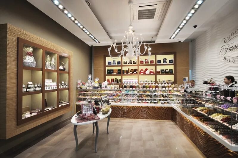 Кондитерский магазин. Интерьер магазина кондитерских изделий. Френч кисс шоколадный бутик. French kiss chocolate boutique конфеты ассорти. Выкладка конфет.