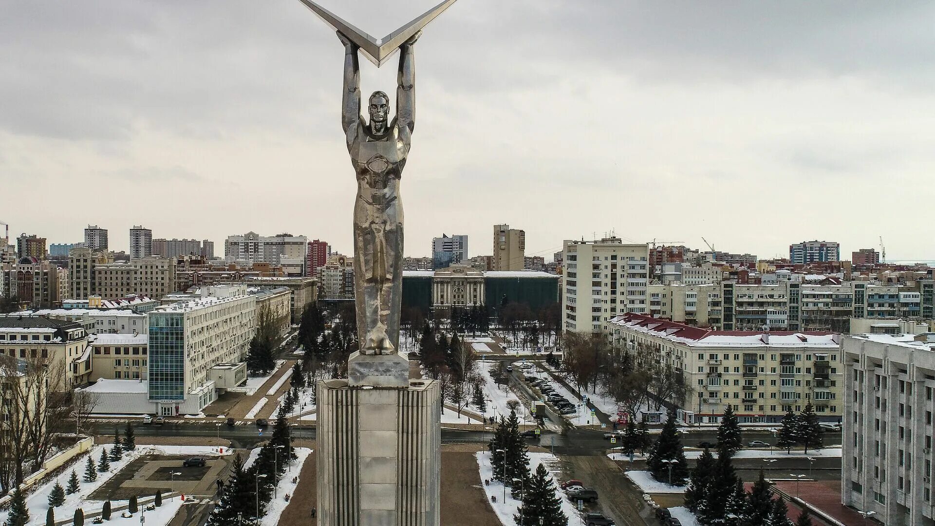 Статуя славы. Монумент монумент славы самара. памятник монумент славы самара. монумент паниковский самара. статуя славы в самаре.