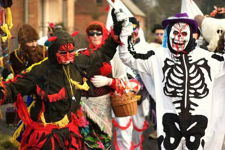 Варя карнавал. Карнавал закончим. Закончен карнавал. Фестиваль масок в венеции. Португальские маски традиционные.