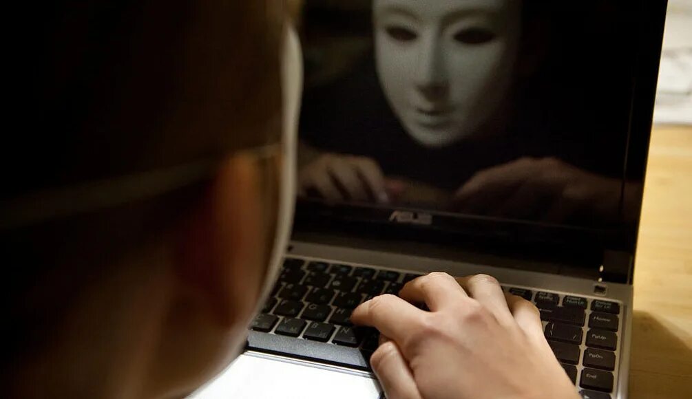 Как называются оскорбления в интернете. Комментарии в интернете. слежка в интернете. провокация в соц сетях.