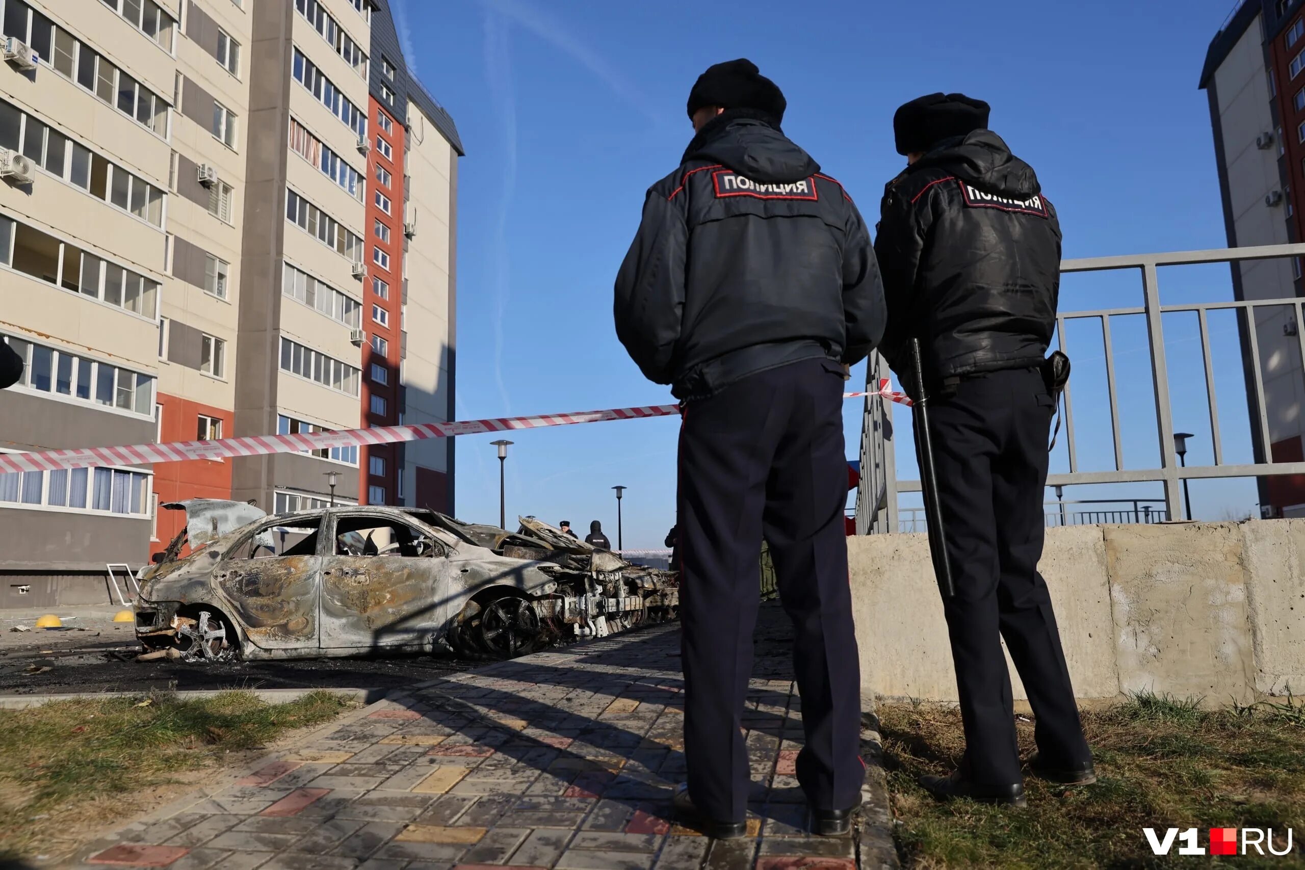 подрыв автомобиля. горящий автомобиль. взрыв ночью. подрыв автомобиля. подрыв автомобиля.